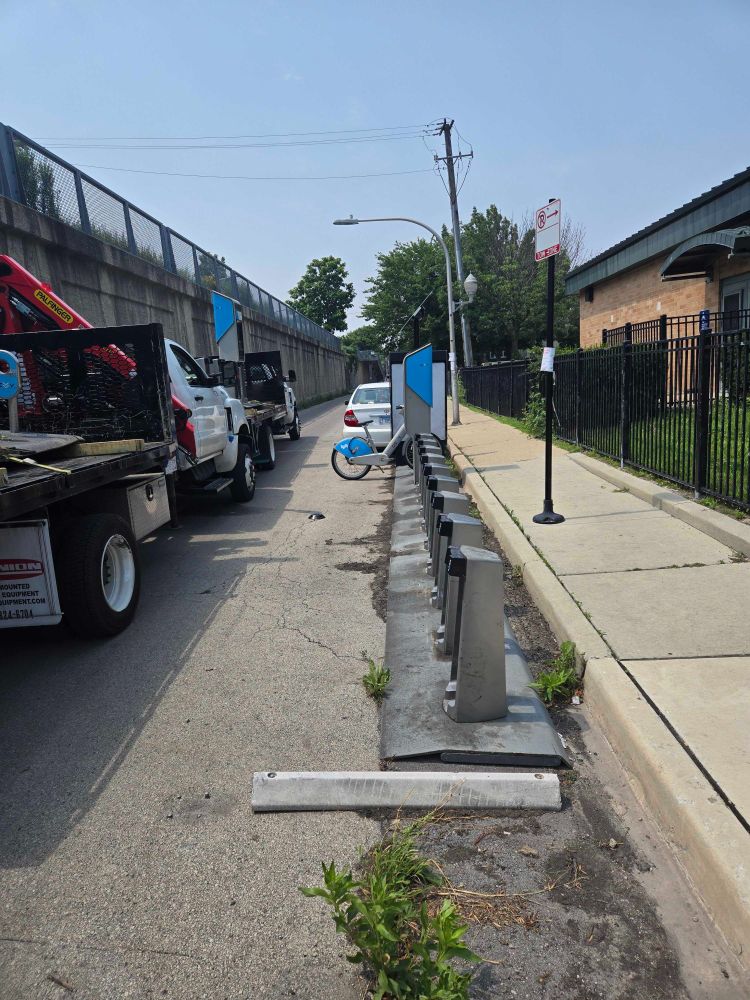 New on-street DIvvy station just north of 606 Trail with parking stops