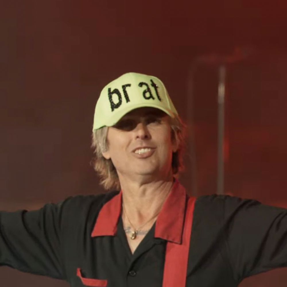 Billie Joe Armstrong wearing a green ‘BRAT’ hat. 