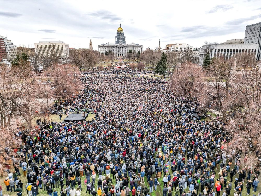 Photo of the crowd.