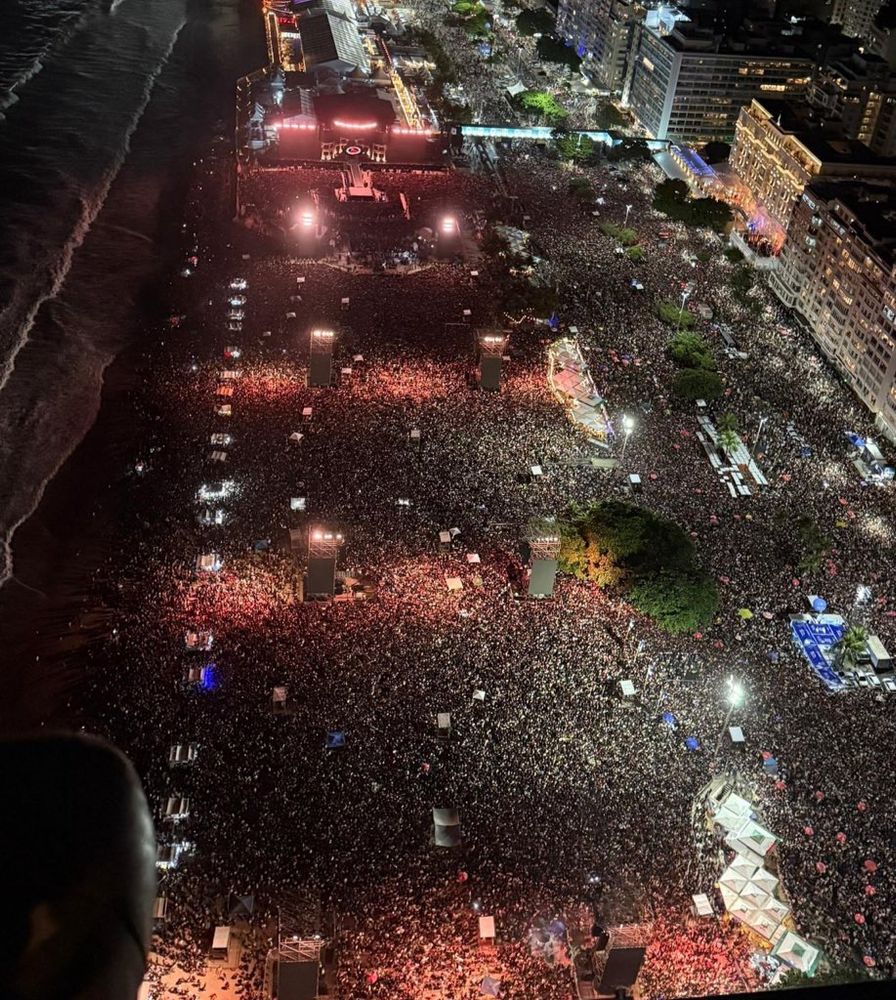 Crowd at Gaga’s concert. 