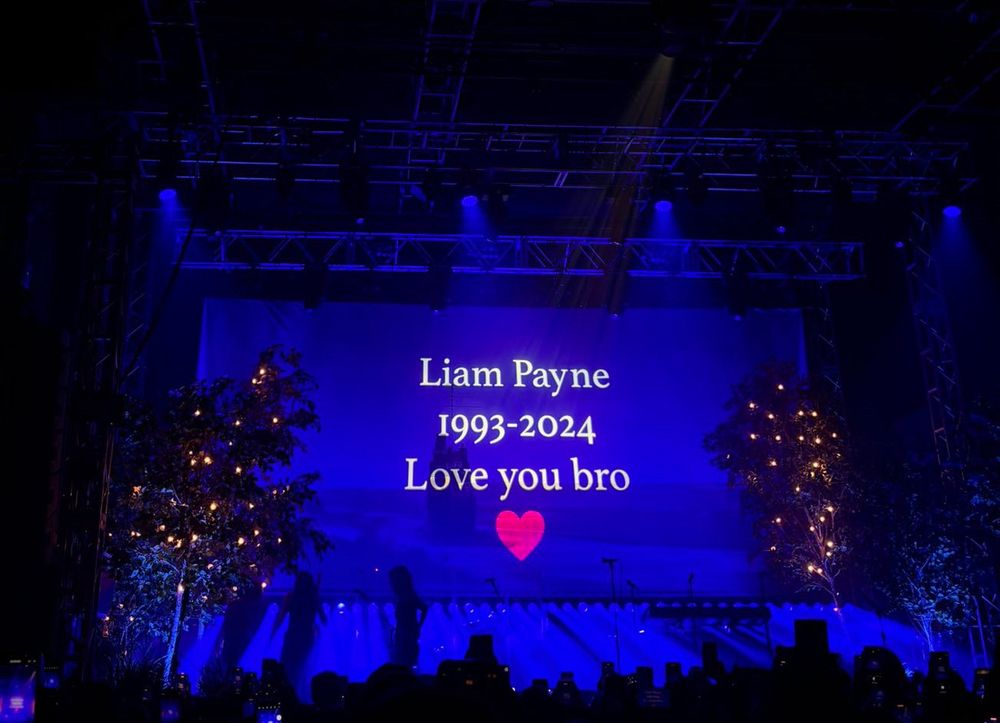 Screen message at Zayn Malik’s concert stating: “Liam Payne 1993-2024 Love you bro ❤️”