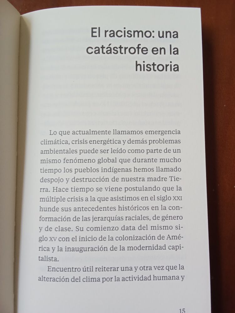 Este pequeño cuaderno nos describe tras un profundo análisis, el momento que estamos viviendo.No da a lugar al olvido ni al perdón.
Este año en el qué vivimos 
el colonialismo sigue imperante en forma de Genocidio en el Congo y Palestina y todos somos cómplices con nuestro silencio.