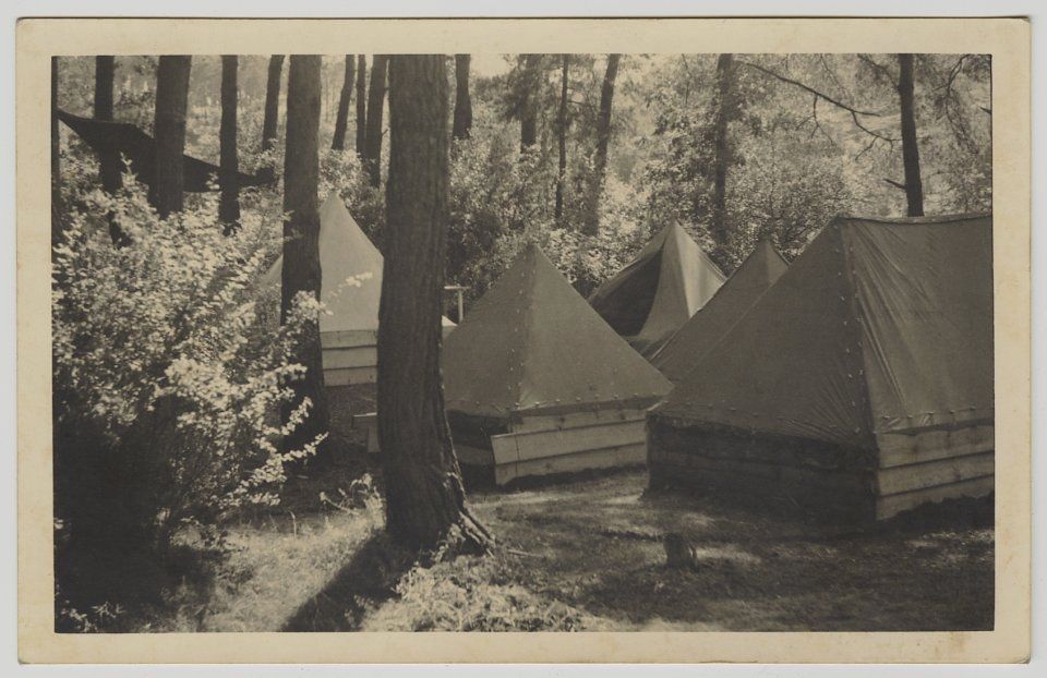 Miloš Novák
Tábor akademické sekce třebíčského odboru Klubu československých turistů
1935
bromostříbrná fotografie
pohlednice z pozůstalosti Zdeňka Wirtha
ÚDU AV ČR, Dokumentace, Sbírka fotografií, bez inv. č.