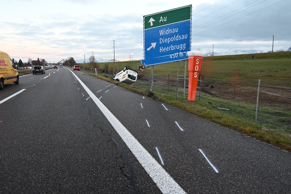 Diepoldsau: Lieferwagen landet auf Dach