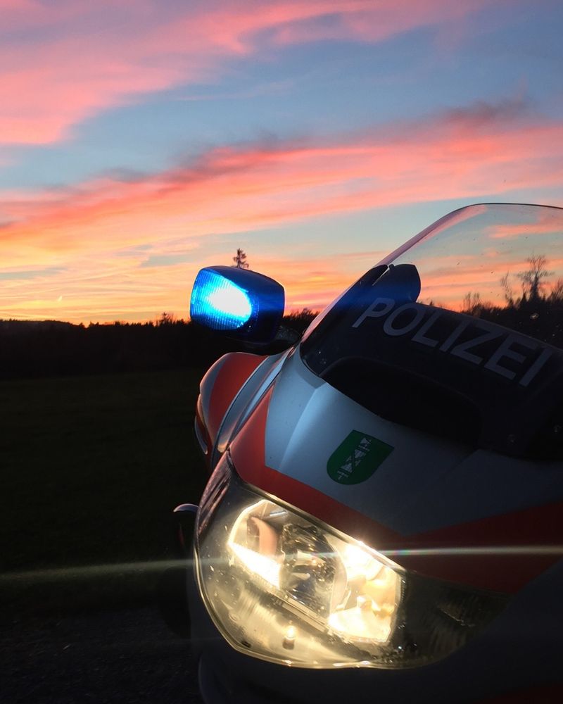 ein Polizeiauto mit blauem Licht