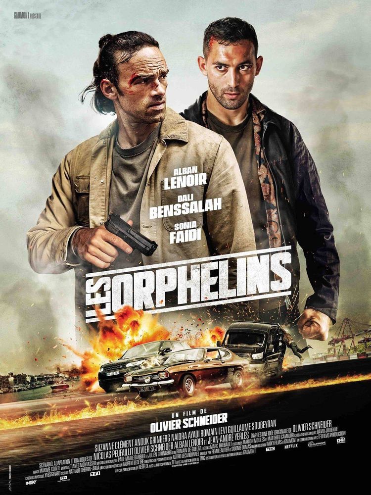 L'affiche du film d'action français "les Orphelins", montrant les deux acteurs (Alban Lenoir & Dali Benssalah) dans une pose badass sur fond de poursuite en voiture. 