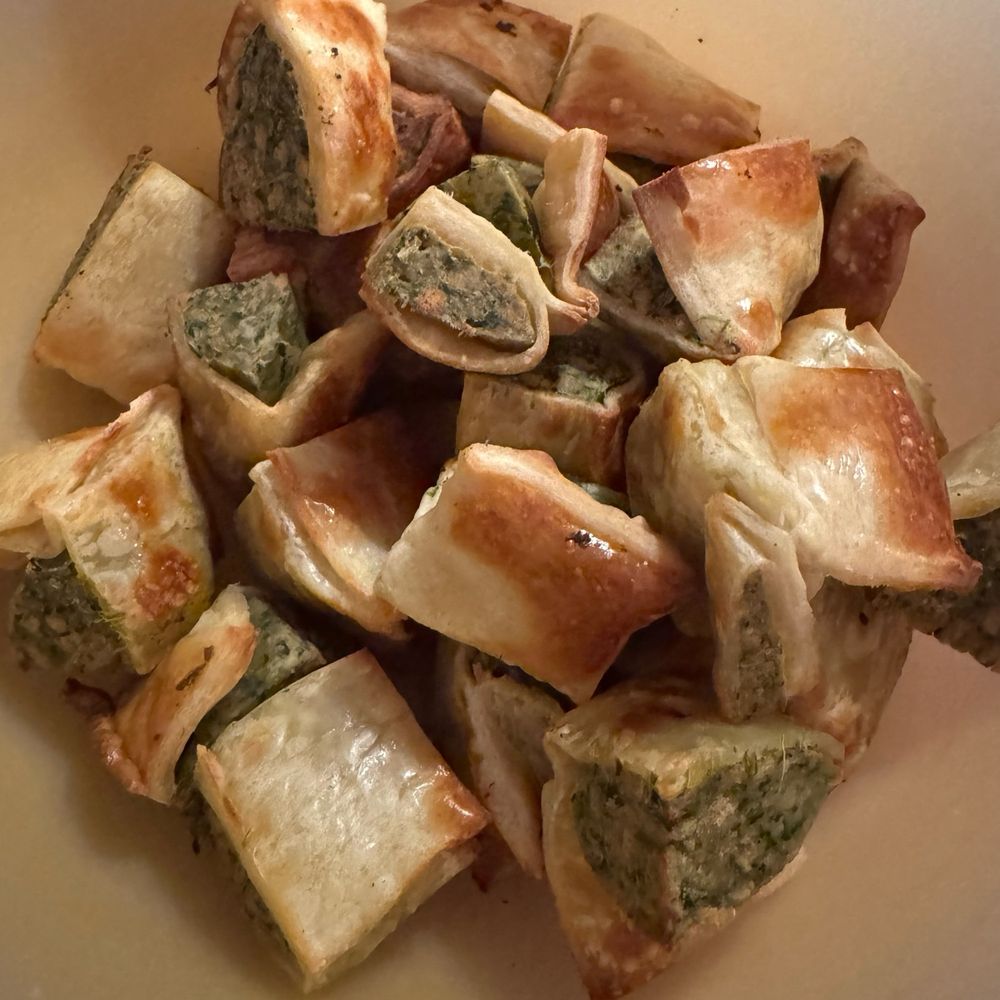 Maultaschen in ner Schüssel, die eine sehr braune Kruste haben 