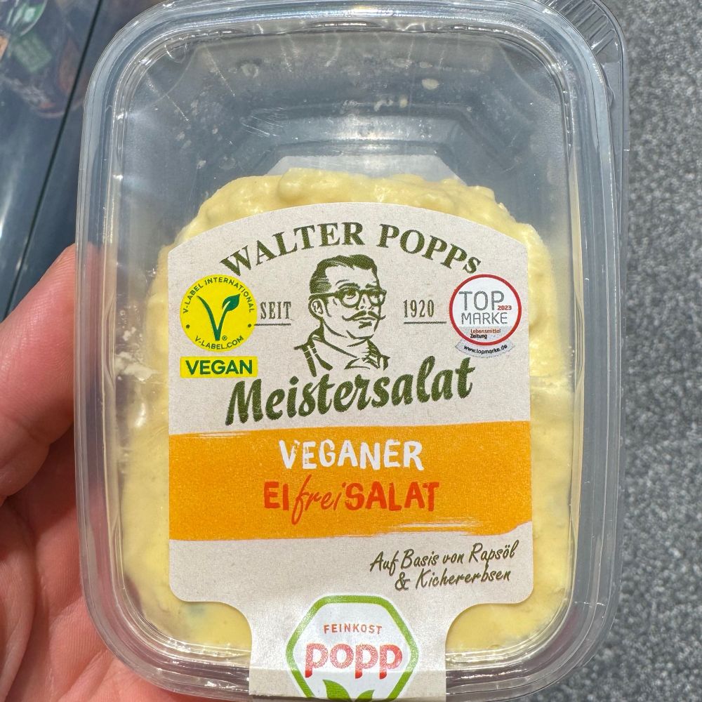 Eine Packung veganer Eifreisalat