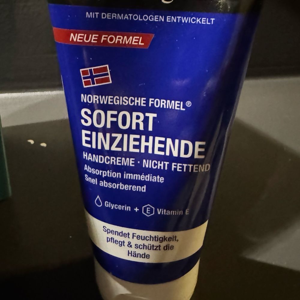 Eine handcreme auf der steht:

MIT DERMATOLOGEN ENTWICKELT
NEUE FORMEL
NORWEGISCHE FORMEL®
SOFORT
EINZIEHENDE HANDCREME • NICHT FETTEND
Absorption immédiate Snel absorberend
Glycerin +
Vitamin E
Spendet Feuchtigkeit, pflegt & schützt die
pflegt & schützt die
Hände

SOFORT
EINZIEHENDE
sieht ist dabei am besten sichtbar 