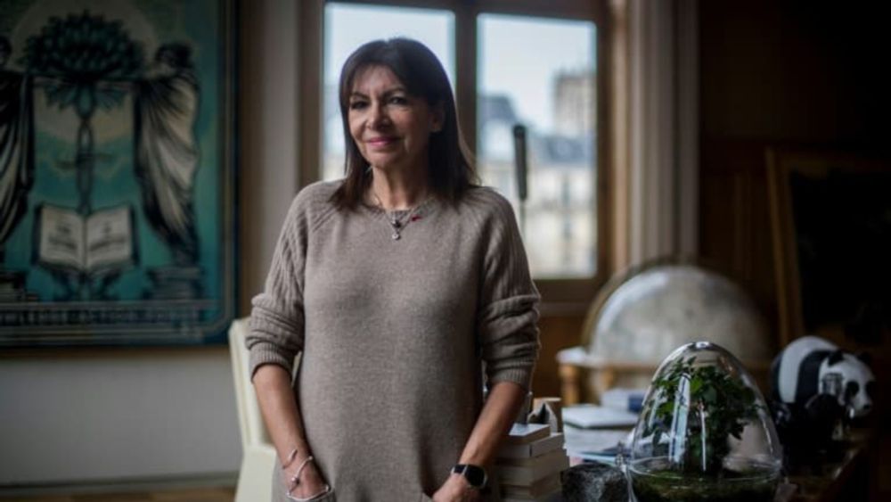 Paris: Anne Hidalgo promet que "les voitures ne reviendront pas devant la Tour Eiffel" après les JO