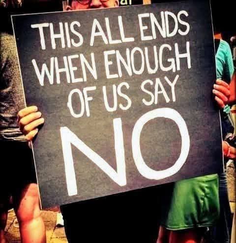 Auf einer Demonstration wird eine Tafel hochgehalten. Darauf steht:
"This all ends when enough of us say No".