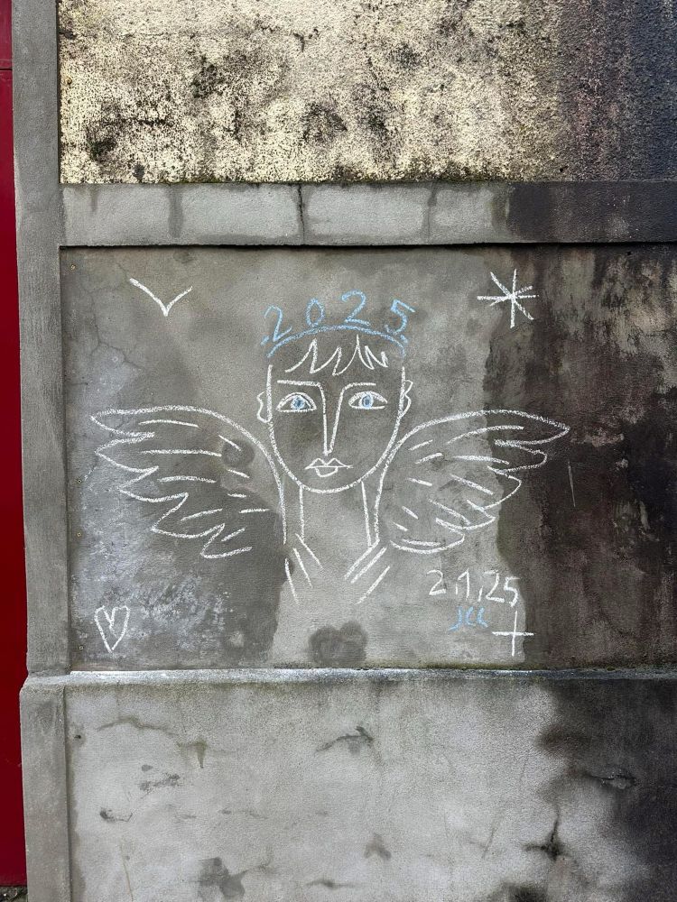 Œuvre 2025 de Jean-Charles de Castelbajac sur un mur à Trouville, Normandie 