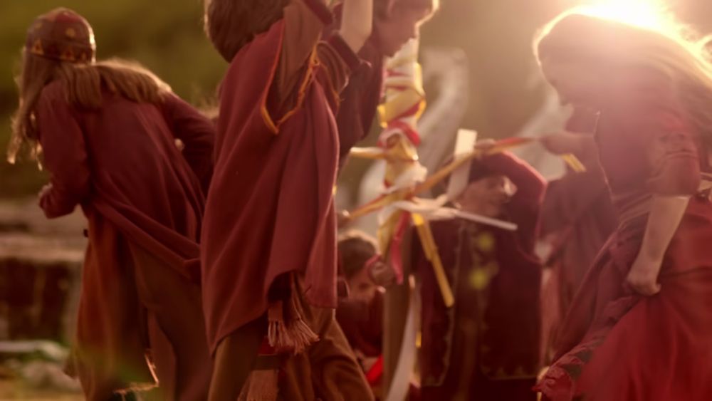 Gallifreyan children dancing round a maypole.
