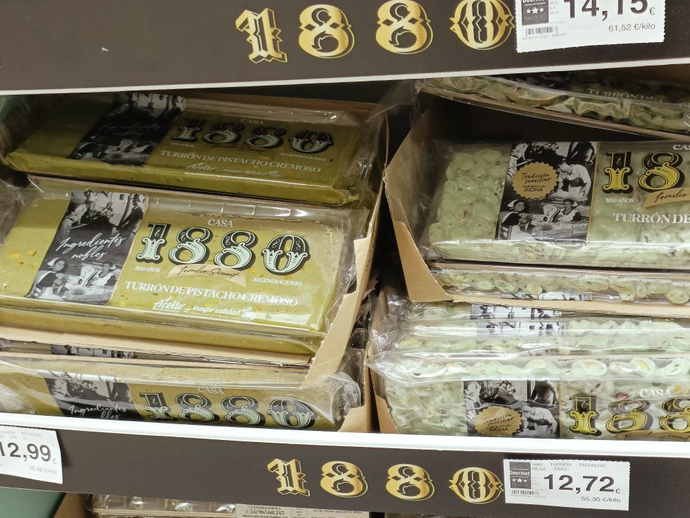 Tabletas de turrón de la marca 1880, de pistacho; cremoso y duro, ambos de color verde alienígena 