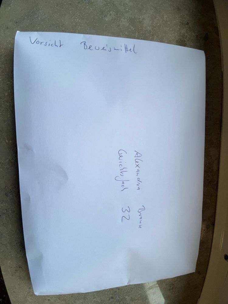 Ein Umschlag, auf dem mein Name die Nummer meines Gerichtsfach steht. Leider steht auf dem Umschlag „Vorsicht Beweismittel!“