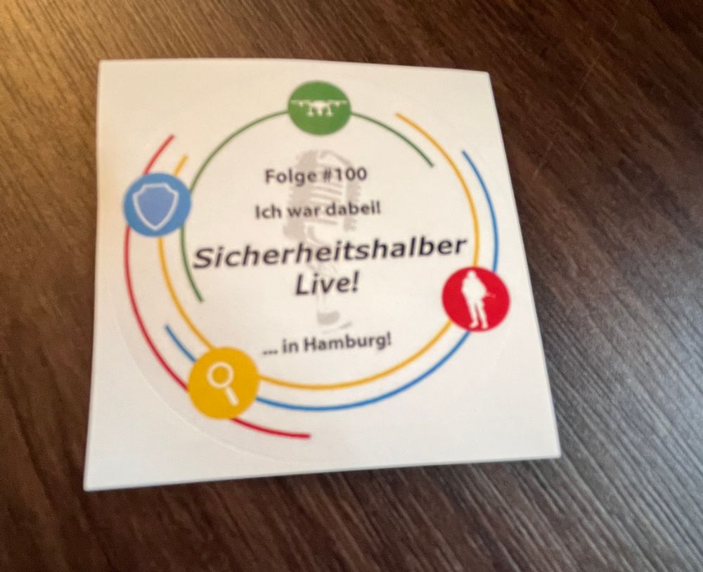 Aufkleber mit dem Logo des Podcast sicherheitshalber live. Auf dem Aufkleber steht: „Folge 100
Ich war dabei!
Sicherheitshalber live in Hamburg“