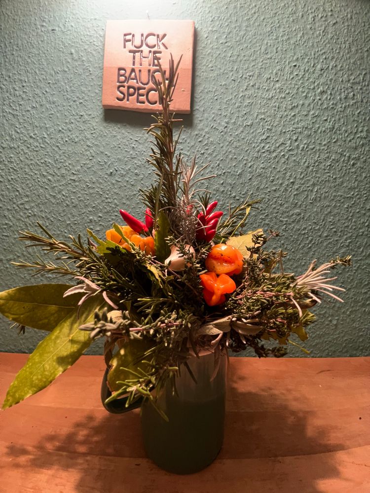 Strauß aus Kräutern mit Knoblauch und Chilis