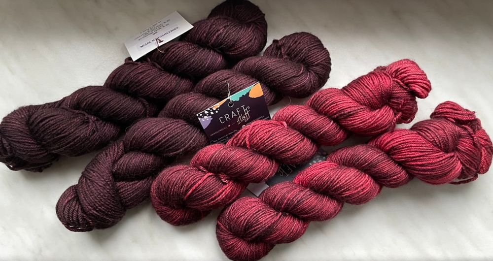 4 Stränge Wolle in dunkelrotlila Tönen 
