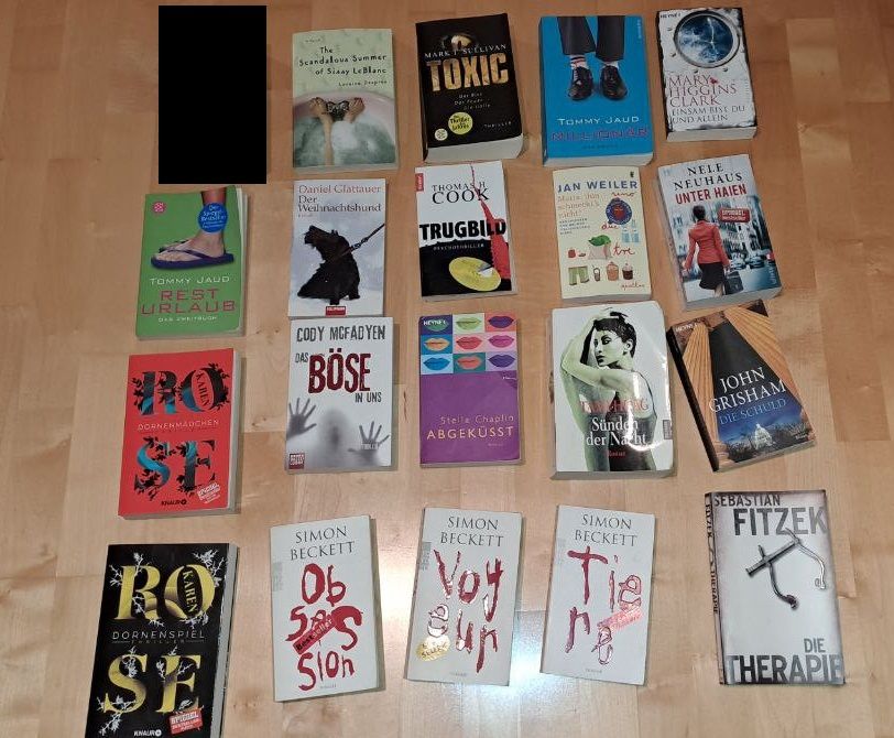 Bücher von links nach rechts und dann oben nach unten.
The Scandalous Sommer of Sisay leBlanc, Mark Sullivan - Toxic, Tommy Jaud - Millionär, Mary Higgins - Einsam bist du und allein, Tommy Jaud - Resturlaub, Daniel Glattauer - Der Weihnachtshund, Thomas H Cook - Trugbild. Jan Weiler - Maria es schmeckt ihm nicht, Nele Neuhaus - unter Haien, Dornenmädchen, Das Böse in uns (Vergeben aber vergessen rauszustreichen), Abgeküsst, Sünden der Nacht, Grisham - Die Schuld, Dornenspiel , Simon Beckett - Obsession , Voyeur und Thiere, Sebastian Fitzek - Die Theraphie