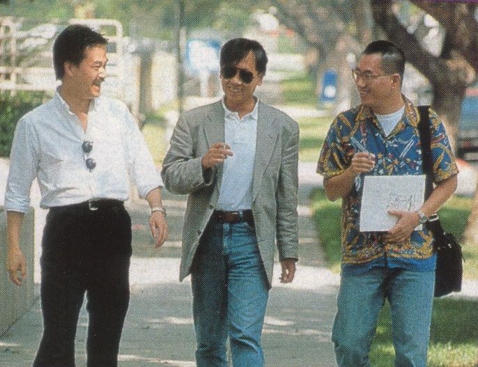 Três homens japoneses, Hironobu Sakaguchi, Yuji Horii e Akira Toriyama andam pela rua conversando e sorrindo entre si. São alguns dos criadores de Chrono Trigger, jogo de RPG japonês lançado originalmente para Super Famicom há exatos 30 anos.