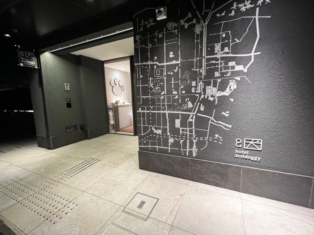 The lobby area of hotel anddoggy