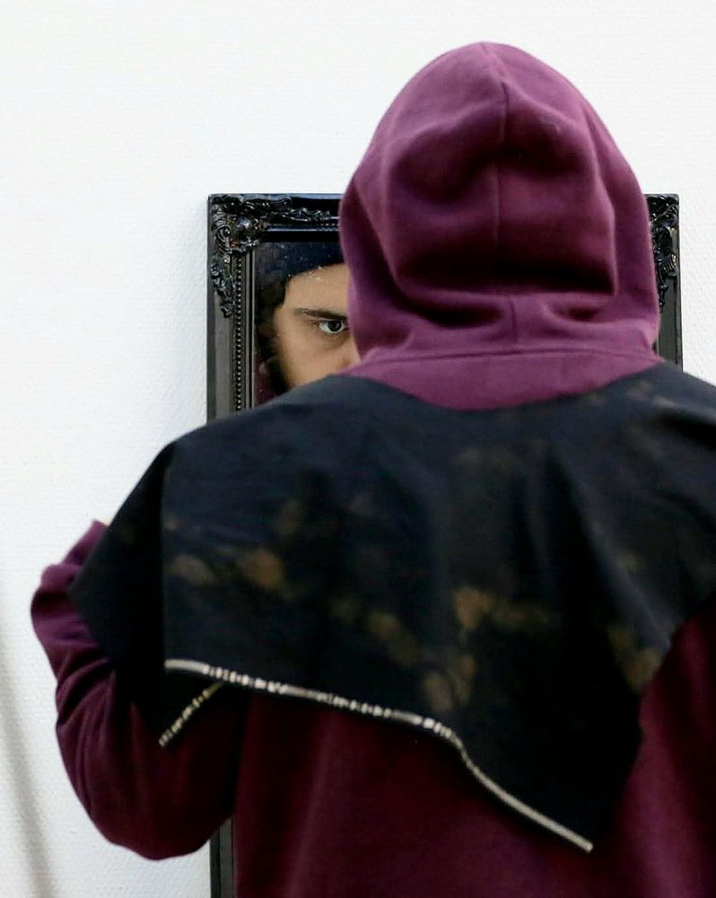 Spiegel laat oog van de persoon die in de spiegel kijkt zien. 