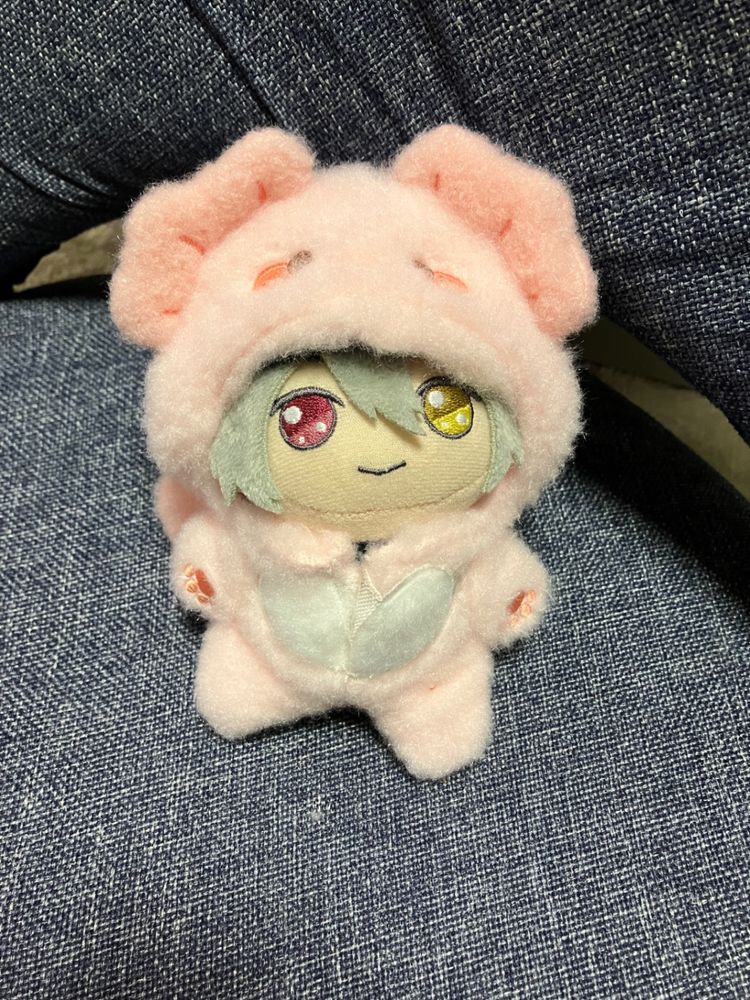 ウーパールーパーの着ぐるみを着たオーエンぬい