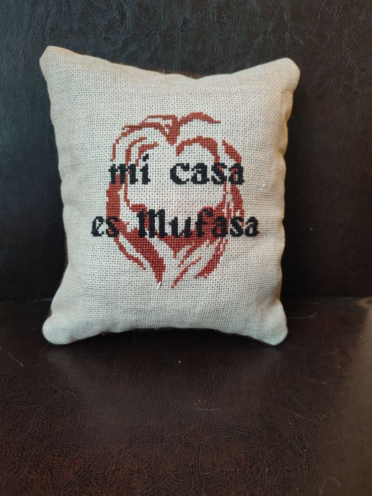 C'est le même modèle que la première broderie mais la crinière est couleur bordeaux et le montage n'est pas un tambour mais un petit coussin.