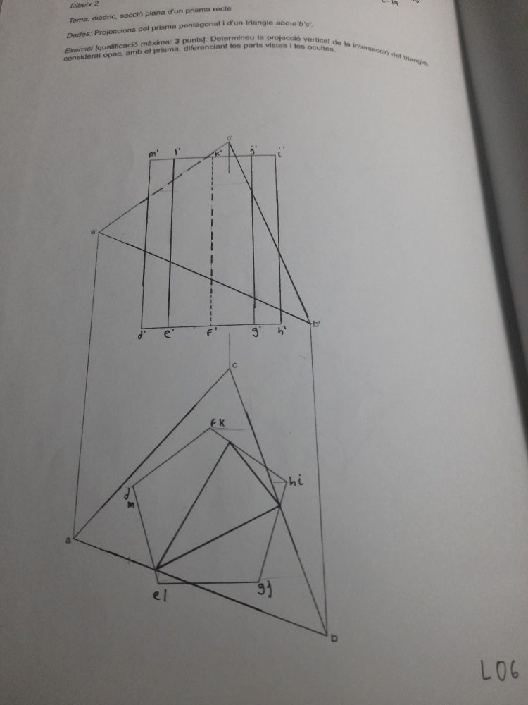 Ficha de dibujo técnico, donde hay un prisma con un triángulo que lo corta