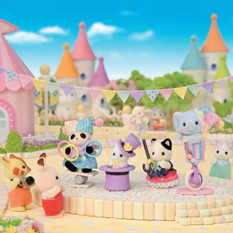 Upcoming 40th anniversary set, 赤ちゃんドリームショータイムセット (Baby Dream Show Time Set). Four Sylvanian families babies perform on stage while other babies watch and take photos. The baby panda is juggling and dressed as a clown, a baby snow rabbit is popping out of a top hat while a tuxedo cat baby is waving a magic cane, and a baby elephant dressed like a clown rides a unicycle. 