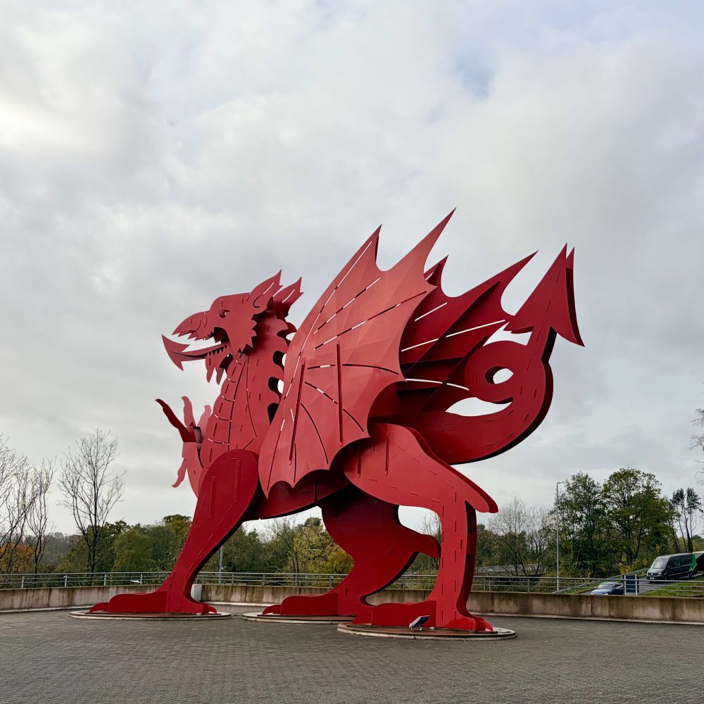 A massive Welsh dragon! 🏴󠁧󠁢󠁷󠁬󠁳󠁿
