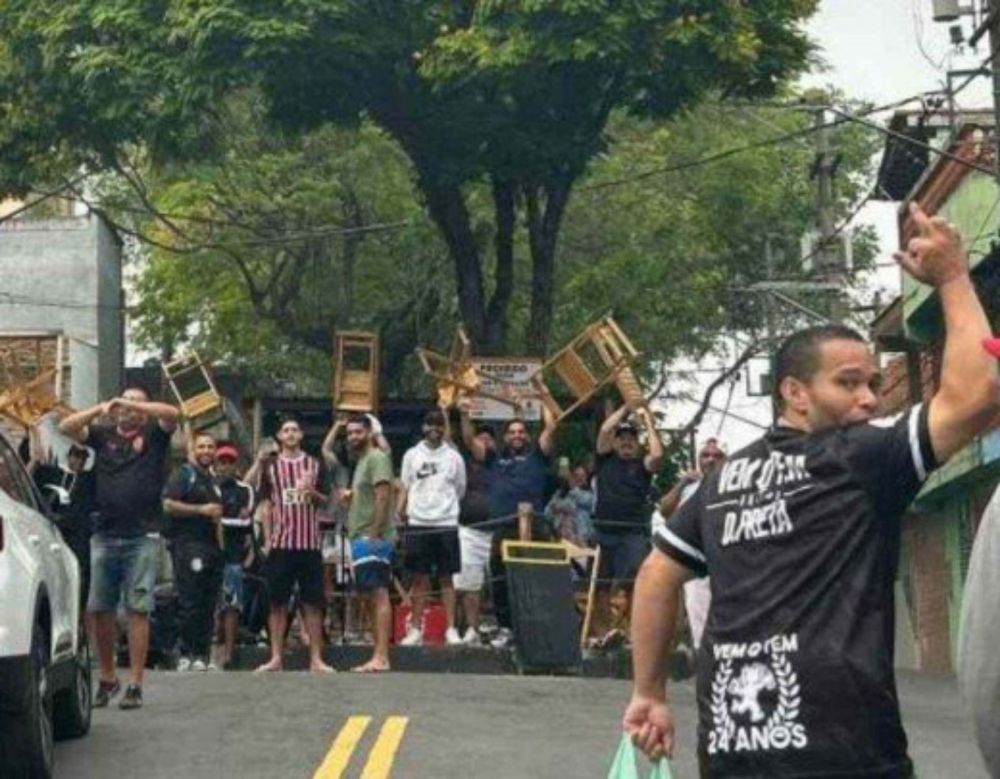 Marçal enfrenta protesto de moradores com cadeiras ao fazer carreata