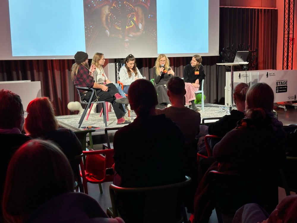 lavalla Antti Yrjönen, Jasmin Rossi, Nora Sayyad, Anna-Kaisa Rastenberger ja Saara Mansikkamäki.