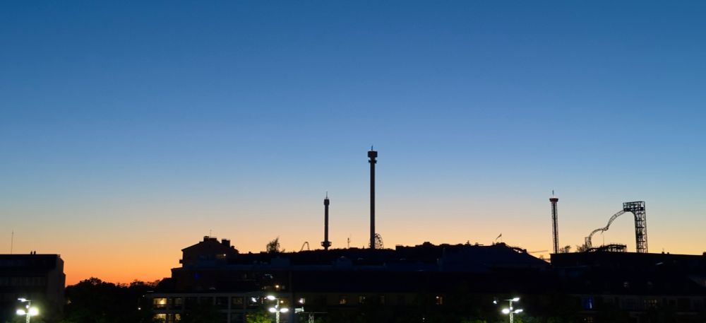 Iltarusko Helsingin Alppiharjun yllä. 