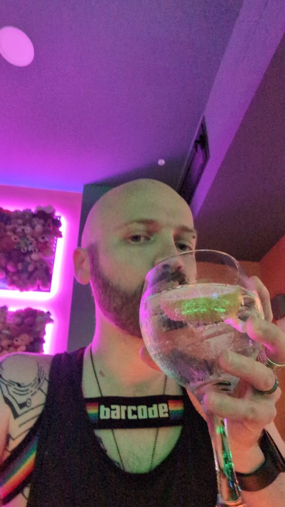 poti sylvain avec un harnais, un jockstrap (non présenté) et un gin tonic