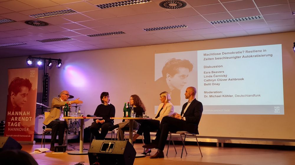 Hannah Arendt Tage Hannover 2025. Veranstaltung in der Helene-Lange Schule 08.10.2025.  Podium mit zwei Schülerinnen der  Helene-Lange Schule,  Cathryn Clüver-Ashbrook und dem OB der Landeshauptstadt Hannover Belit Onay, Moderation Dr. Michael Köhler (Deutschlandfunk).
