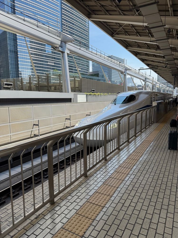 a picture of the japanese shinkansen pulling into tokyo station 