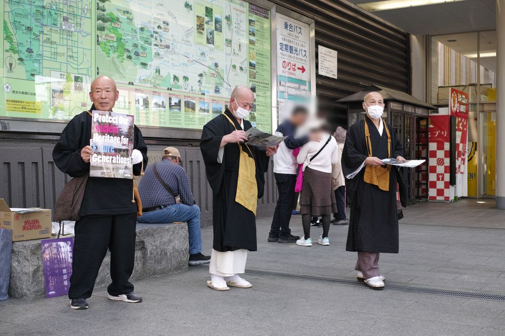 左から般若寺前住職工藤良任、岩船寺副住職植村海宥、浄瑠璃寺住職佐伯功勝です。