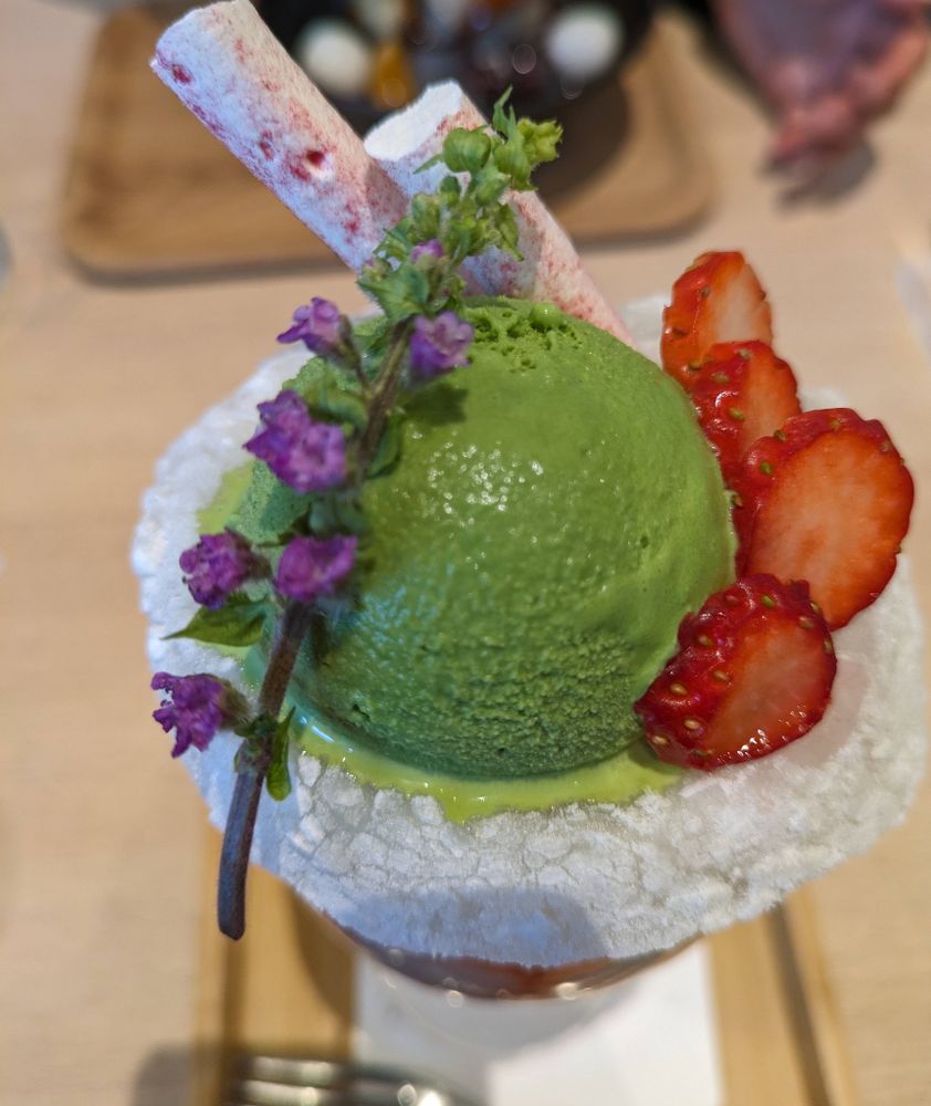 苺と抹茶のパフェの写真