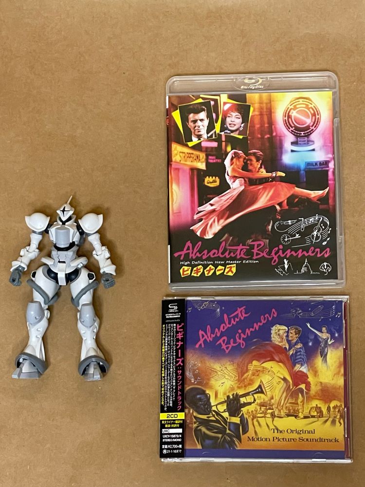 ギャンの仮組みとブルーレイ、そしてサントラCD。劇中でシャーデーが歌う「キラー・ブロウ」という曲はこのサントラでしか聴くことが出来ないので、シャーデーファン泣かせだとされてます。ギャンは足首以下が普通の何とかガンダムみたいでちょっと面白くないかな。