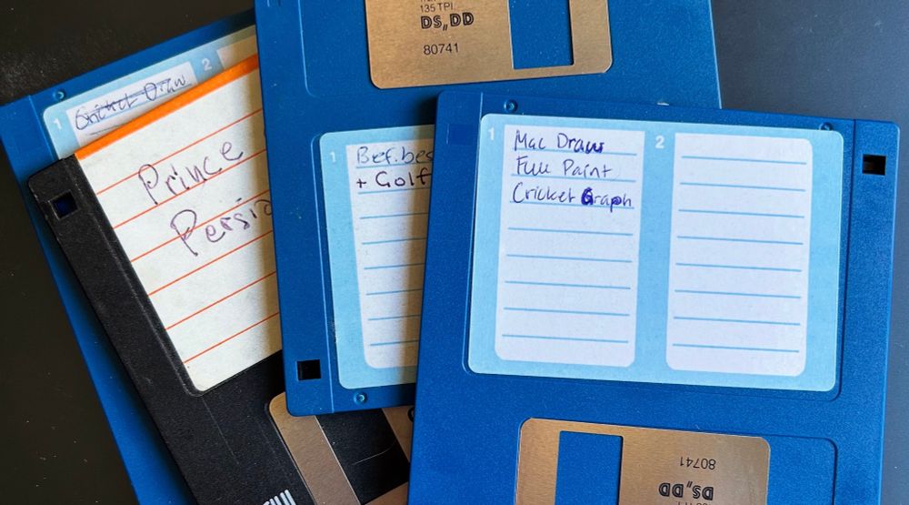 Fyra disketter med handskrivna etiketter:  Prince of Persia, Mac Draw, ett golfspel och Cricket Graph.  