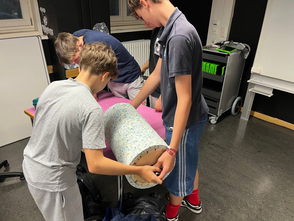Anbringen des Schaumstoffs an den Holzzylinder