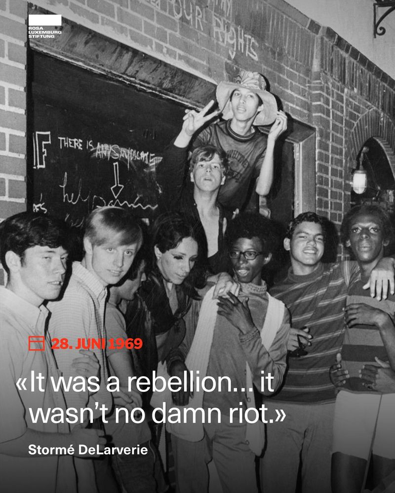Schwarzweißfotografie: Gruppenfoto vor dem Stonewall Inn. Dazu der Text: 28. Juni 1969. "It was a rebellion… it wasn’t no damn riot." - Stormé DeLarverie
