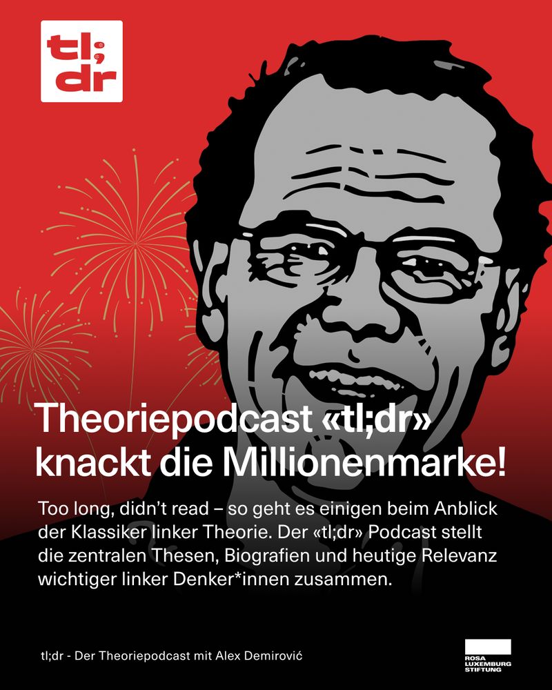 Illustration von Alex Demirović mit Brille vor rotem Hintergrund und stilisierten Feuerwerken. Oben links das Logo „tl;dr“. Darunter der Text: „Theoriepodcast ‹tl;dr› knackt die Millionenmarke! Too long, didn’t read – so geht es einigen beim Anblick der Klassiker linker Theorie. Der ‹tl;dr› Podcast stellt die zentralen Thesen, Biografien und heutige Relevanz wichtiger linker Denker*innen zusammen.“ Unten: „tl;dr – Der Theoriepodcast mit Alex Demirović“, daneben das Logo der Rosa-Luxemburg-Stiftung.