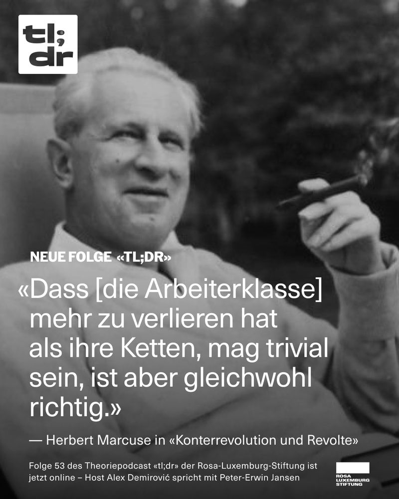 Schwarz-weiß Foto von Herbert Marcuse, der lächelnd eine Zigarre in der Hand hält. Darüber liegt ein Zitat von ihm: „Dass [die Arbeiterklasse] mehr zu verlieren hat als ihre Ketten, mag trivial sein, ist aber gleichwohl richtig.“ – Herbert Marcuse in „Konterrevolution und Revolte“. Oben links das Logo des Podcasts „tl;dr“. Unten Text: „Neue Folge ‹TL;DR› – Folge 53 des Theoriepodcasts ‹tl;dr› der Rosa-Luxemburg-Stiftung ist jetzt online – Host Alex Demirović spricht mit Peter-Erwin Jansen“. 