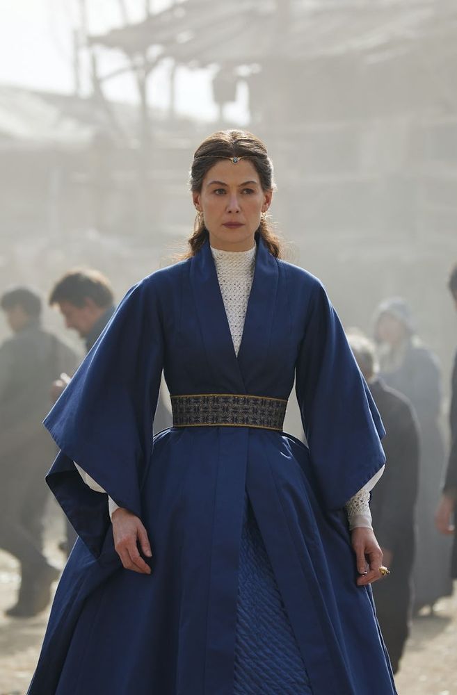 Moiraine in her blue familial dress, s2