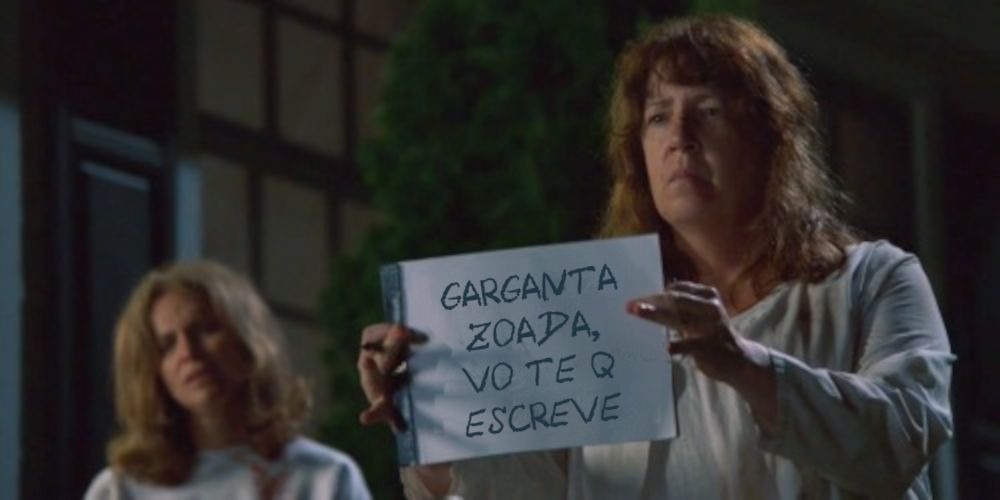 patti de the leftovers segurando um papel escrito "garganta zoada, vo te q escreve"