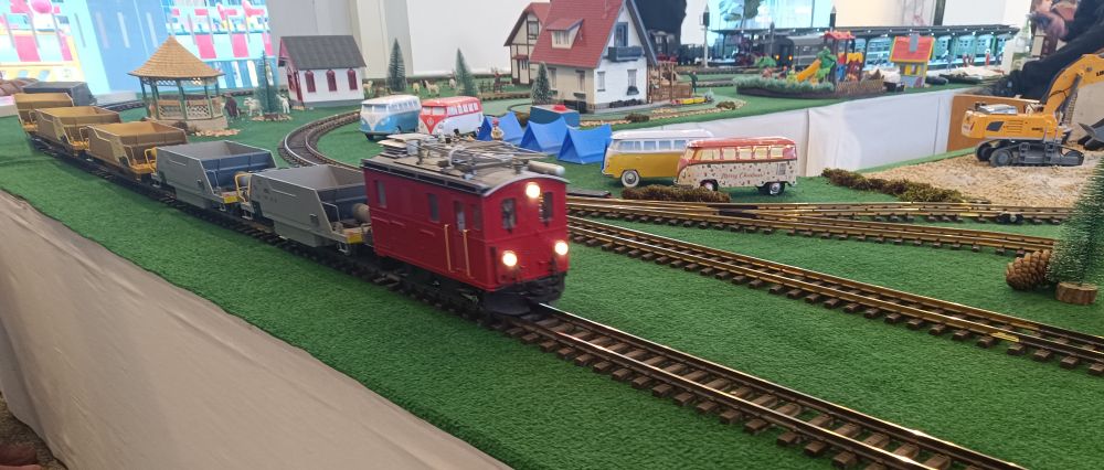 Modelleisenbahn Ausstellung mit Zug