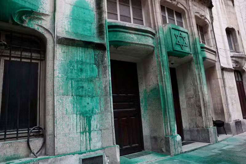 De la peinture verte projetée sur les murs de la synagogue Agoudas Hakehilos, à Paris, le 31 mai 2025. THIBAUD MORITZ/AFP