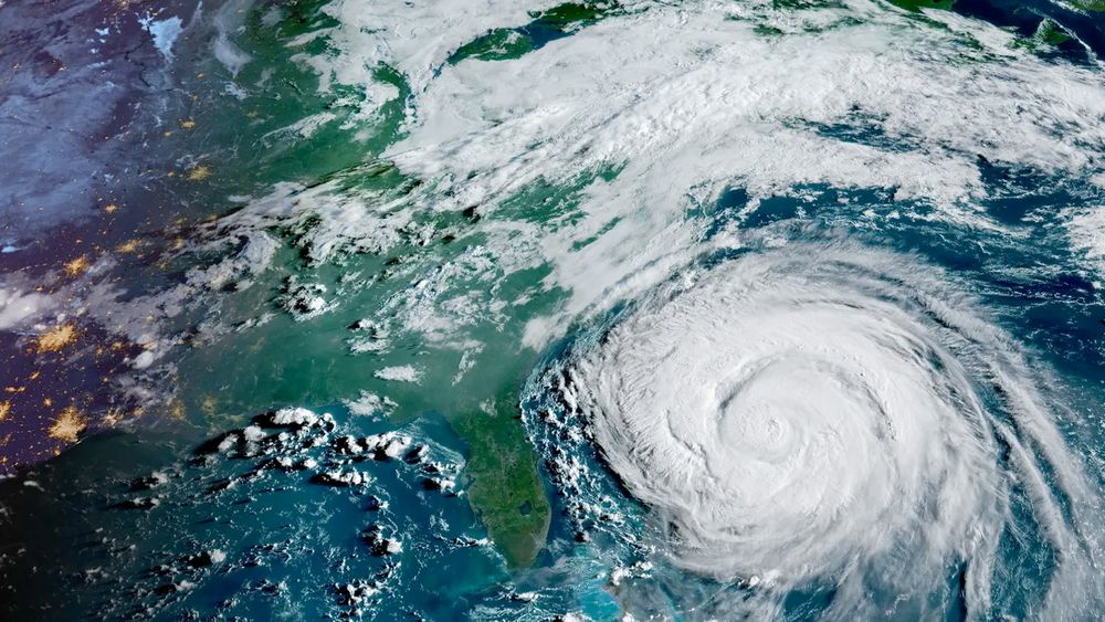 Photo satellite : on voit le cyclone et on peut facilement discerner tout l'État de Floride, qui est trois fois plus petit que le cyclone. C’est tellement colossal qu'on voit une partie de la planète en pleine nuit et l’autre en plein jour.